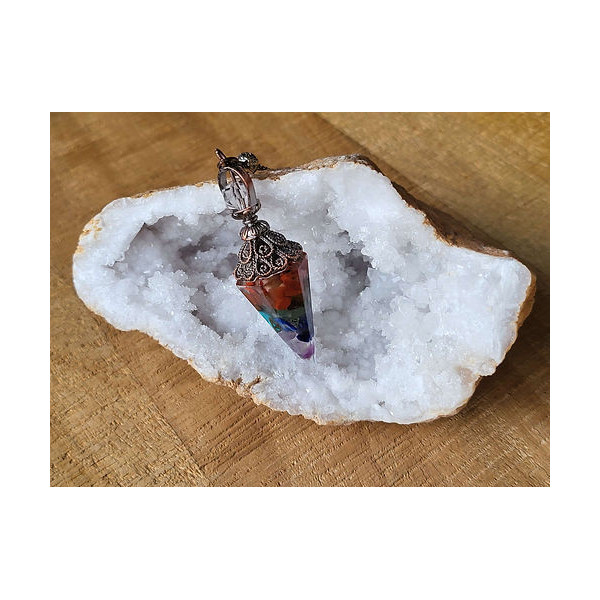 Pendule type "Orgonite" en 7 chakras