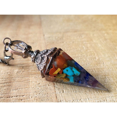 Pendule type "Orgonite" en 7 chakras